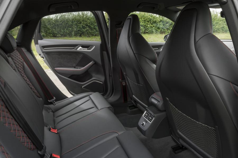 Интерьер Audi RS3 Sedan (8V) 2017 года  (UK) (фото 6 из 40)